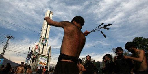 Chiites pakistanais en train de se flageller à Muzaffarabad (nord-est) lors d'une procession de l'Ashura, fête qui commémore le meurtre de l'imam Hussein, le petit-fils du prophète Mahomet, par des armées du calife Yazid en 680. (AFP - SAJJAD QAYYUM )