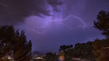 Des éclairs dans le ciel de Marseille (Bouches-du-Rhône) en mai 2020. (LAUNETTE FLORIAN / MAXPPP)