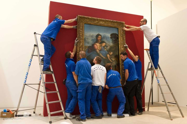 Installation de la &quot;Sainte Anne&quot; de Léonard de Vinci au Louvre-Lens
 (Pascal Bonniere/ MAXPPP)