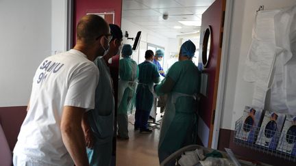 Dans une unité de soins intensifs à l'hôpital Jacques-Cartier de Massy (Essonne), le 8 décembre 2020. (PASCAL BACHELET / BSIP)