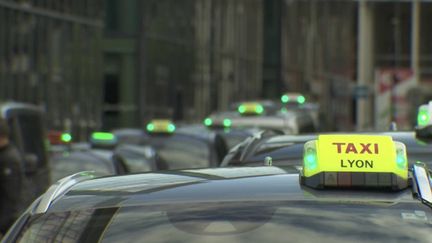 La crise et ses conséquences :&nbsp;les chauffeurs de taxi doivent faire face à un ralentissement de leur activité.&nbsp;Certains d'entre eux ont perdu jusqu’à&nbsp;90%&nbsp;de leur chiffre d’affaires.  (france 2)