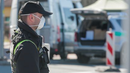 Un policier à la frontière entre la Pologne et la République tchèque, le 15 mars 2020. La frontière est fermée en raison de l'épidémie de coronavirus. (KRZYSZTOF ZATYCKI / NURPHOTO / AFP)