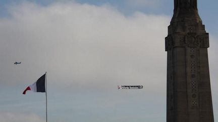 &nbsp; (Un avion de tourisme tirant une banderole "Hollande démission" a survolé le 11 novembre 2014 le mémorial de Notre-Dame-de-Lorette © Radio France/Eric Turpin)