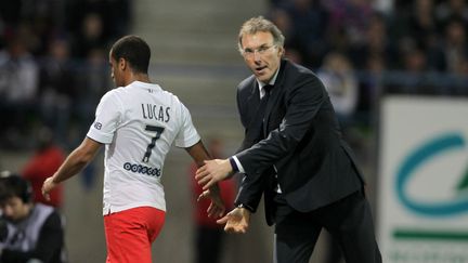 Lucas Moura avec Laurent Blanc (à droite), l'entraîneur du PSG.