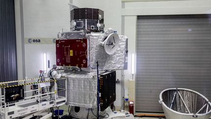 ESA's Mercury spacecraft, the BepiColombo Stack configuration, in position at a test facility in Spijkenisse on 5 June 2017. (C. CARREAU / EUROPEAN SPACE AGENCY)