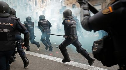 Des policiers dans les rues de Barcelone (Espagne), le 18 octobre 2019. (PAU BARRENA / AFP)