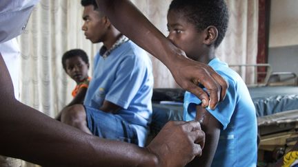 Un enfant vacciné ocntre la polio à&nbsp;Anivorano (Madagascar), le 27 février 2019. (MAMYRAEL / AFP)