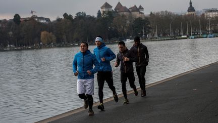 Les quatre réfugiés&nbsp;d’Afghanistan et de Guinée, la "Team Liberté", s'entrainent à Annecy, le 29 novembre 2017. (JEFF PACHOUD / AFP)