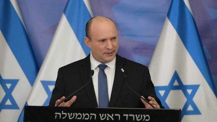 Le Premier ministre israélien Naftali Bennett, lors d'une conférence de presse à Tel Aviv, le 11 janvier 2022. (ISRAELI GOVERNMENT PRESS OFFICE / ANADOLU AGENCY / AFP)