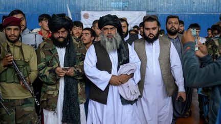 Le nouveau directeur des sports du gouvernement taliban,&nbsp;Bashir Ahmad Rustamzai, en visite dans un gymnase de Kaboul le 14 septembre 2021. (BULENT KILIC / AFP)