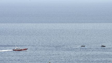 Des bateaux des gardes-c&ocirc;tes italiens au large de l'&icirc;le de Lampedusa (Italie), le 3 octobre 2013. (REUTERS)