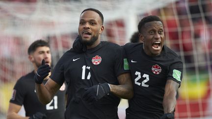 Cyle Larin et Richie Laryea, deux visages de cette étonnante sélection canadienne qualifiée pour le Mondial 2022. (GEOFF ROBINS / AFP)