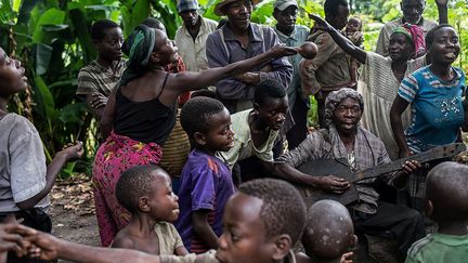 dans leur forêt ancestrale de Nyamusisi. Mais ici, la terre est devenue stérile. Les enfants sont sous-alimentés et comme le dit Adèle, la doyenne du camp, «il n'y a plus d'oiseaux, ni de serpents et plus aucun singes». (Therese Di Campo/Reuters)