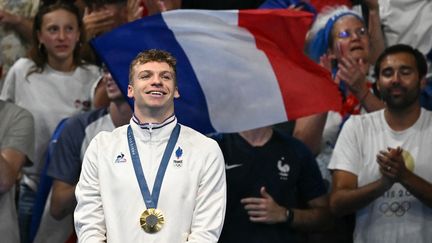 Léon Marchand, star de la natation française, juste après son titre sur 200 m brasse, le 30 juillet 2024. (SEBASTIEN BOZON / AFP)