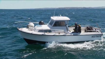 Bretagne : la cloche d’une épave remontée au large de l’Île-de-Sein