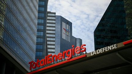 Le logo de TotalEnergies à La Défense, près de Paris, le 28 mai 2021. (CHRISTOPHE ARCHAMBAULT / AFP)