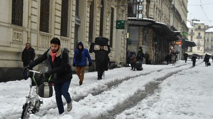 Des habitants de Montpellier (Hérault) affrontent les chutes de neige jeudi 1er mars 2018.&nbsp; (PASCAL GUYOT / AFP)