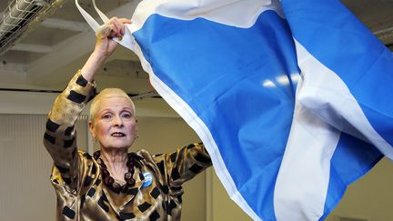 YES - La cr&eacute;atrice de mode Vivienne Westwood brandit un drapeau &eacute;cossais avant son d&eacute;fil&eacute; de mode lors de la fashion week &agrave; Londres (Royaume-Uni), le 14 septembre 2014. (SUZANNE PLUNKETT / REUTERS)