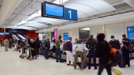 Des passagers attendent leurs bagages &agrave; l'a&eacute;roport d'Orly, le 28 d&eacute;cembre 2012. (MIGUEL MEDINA / AFP)