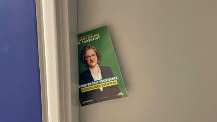 Un tract laissé par des militants écologistes lors d'une opération porte-à-porte à Montreuil (Seine-Saint-Denis), le 30 mai 2024. (FABIEN JANNIC-CHERBONNEL / FRANCEINFO)