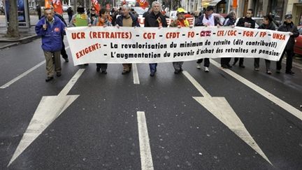 Manif de retraités à Paris pour la hausse des pensions et la garantie de l'accès aux soins pour tous (24/02/2010). (AFP/MEHDI FEDOUACH)