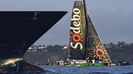 Le skipper Thomas Coville à bord de son trimaran "Sodebo Ultim", le 26 décembre 2016. (DAMIEN MEYER / AFP)