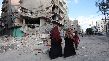 Des Palestiniens marchent dans la ville de Gaza le 19 juillet 2014. (ASHRAF AMRA / ANADOLU AGENCY / AFP)