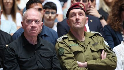 Le chef de l'armée israélienne, Herzl Halevi (à droite), aux côtés du ministre de la Défense israélien, Yoav Gallant, à Jérusalem, le 16 juillet 2024. (ABIR SULTAN / AFP)