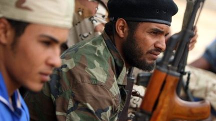 Des militants des forces du CNT, hier, près de l'Université de Syrte prise ce matin. (AHMAD AL-RUBAYE / AFP)