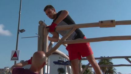 Les restaurants de plage de la Côte d'Azur veulent croire à une réouverture dès la mi-mai, comme l'a laissé entendre Emmanuel Macron lors de son allocution télévisée du mercredi 31 mars.&nbsp; (France 3)