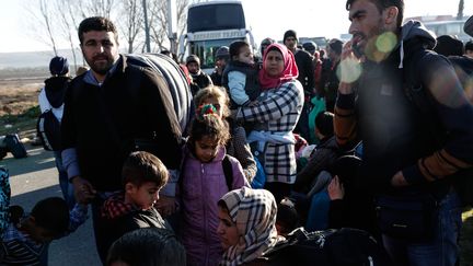 Des migrants à l'extérieur du village de Polykastro non loin du poste-frontière d'Idomeni (Grèce), vers la Macédoine, el 22 février 2016 (KONSTANTINOS TSAKALIDIS / SOOC / AFP)