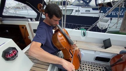 Violoncelle en mer en escale à La Trinité-sur-Mer (France 3 Bretagne)