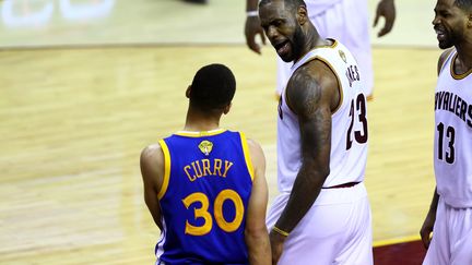 LeBron James chambre Stephen Curry au match 6 des Finales 2016 (EZRA SHAW / GETTY IMAGES NORTH AMERICA)