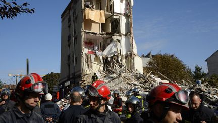 Des pompiers et secouristes au travail apr&egrave;s l'effondrement d'un immeuble &agrave; Rosny-sous-Bois (Seine-Saint-Denis), le 31 ao&ucirc;t 2014. (BERTRAND GUAY / AFP)