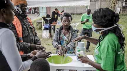 Sensibilisation à un lavage de mains efficace, à l'entrée de l'hôpital Mbagathi à Nairobi (Kenya), le 18 mars 2020. (LUIS TATO / AFP)