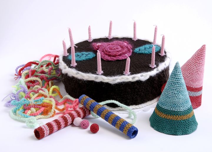 Aurélie Mathigot - Bad Birthday, sugar-free, 2006
	Crochet, fil de laine, coton, lurex
	Collection privée
 (© 2014 A. Mathigot/photo A. Mathigot/Courtesy Galerie Chevalier)