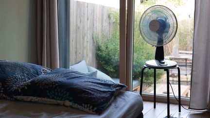 Un ventilateur rafraîchit une chambre à Montaigu-Vendée (Vendée), le 18 juillet 2022. (MATHIEU THOMASSET / HANS LUCAS / AFP)