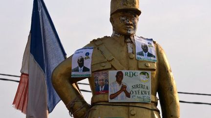 23 décembre 2015. Affiches de campagne sur la sculpture du sous-lieutenant Albert Georges Koudoukou dans le quartier musulman du PK5, à Bangui (Centrafrique).  