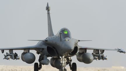 Un rafale fran&ccedil;ais sur la base d'Al-Dhafra (Emirats arabes unis), le 19 septembre 2014. (JEAN-LUC BRUNET / ECPAD / AFP)