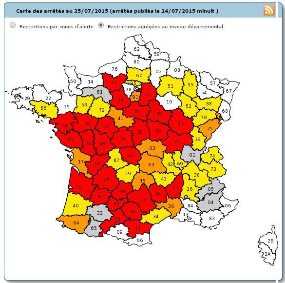 Capture d'&eacute;cran de la carte des arr&ecirc;t&eacute;s de restriction d'eau sur le site Propluvia, le 25 juillet 2015. (PROPLUVIA)