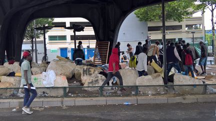 Le campement de la porte de la Chapelle à Paris a été démantelé vendredi 7 juillet, mais déjà, de nouveaux arrivants se pressent sous le pont, sans aucune prise en charge. (F. MAGNENOU / FRANCEINFO)