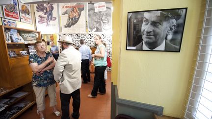 Des personnes visitent le musée dédié à Louis de Funès, situé au Cellier, près de Nantes, le 31 juillet 2014. (JEAN-SEBASTIEN EVRARD / AFP)