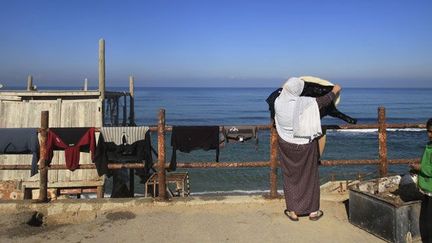 Contrairement aux Palestiniens de Cisjordanie, ceux de Gaza ont accès librement aux nappes phréatiques.

Si l’eau ne manque pas, que ce soit pour l’agriculture ou les besoins domestiques, la demande en eau potable reste très élevée. La surexploitation de la nappe phréatique et les rejets des eaux usées non traitées dégradent fortement sa qualité.

Les forages qui puisent dans la nappe côtière sont trop importants pour laisser à la réserve le temps de se renouveler. (AFP PHOTO/MOHAMMED ABED1 )