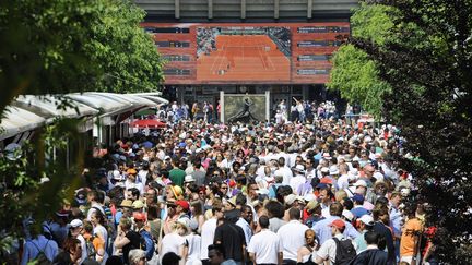 Les spectateurs arrivent à Roland Garros pour assister au tournoi de tennis le 27 mai 2012 (MAXPPP)