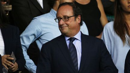 françois Hollande, au Parc des Princes, le 25&nbsp; août 2017, lors du match PSG-ASSE, à Paris. (GEOFFROY VAN DER HASSELT / AFP)