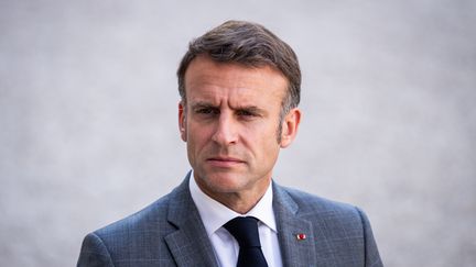 Emmanuel Macron, dans la cour d'honneur de l'Élysée, à Paris, le 24 juin 2024. (XOSE BOUZAS / HANS LUCAS / AFP)