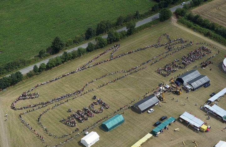 Une cha&icirc;ne humaine pour protester contre le projet d'a&eacute;roport international de Notre-Dame-des-Landes (Loire-Atlantique), le 10 juillet 2010. (ANDRE BOCQUEL / AFP)