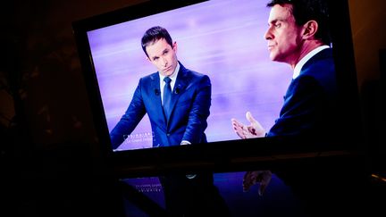 Les deux finalistes de la primaire de la gauche, Benoît Hamon et Manuel Valls, lors du débat de l'entre-deux-tours, le 25 janvier 2017 sur France 2. (MAXPPP)