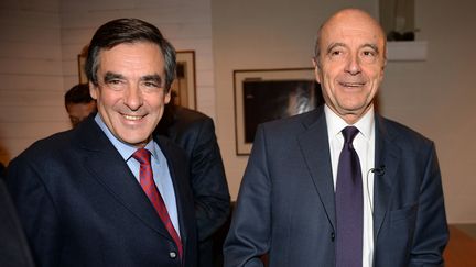 L'ancien Premier ministre Fran&ccedil;ois Fillon &agrave; c&ocirc;t&eacute; d'Alain Jupp&eacute;, le 5 d&eacute;cembre 2013, &agrave;&nbsp;Saint-M&eacute;dard-en-Jalles, pr&egrave;s de Bordeaux (Gironde). (JEAN-PIERRE MULLER / AFP)