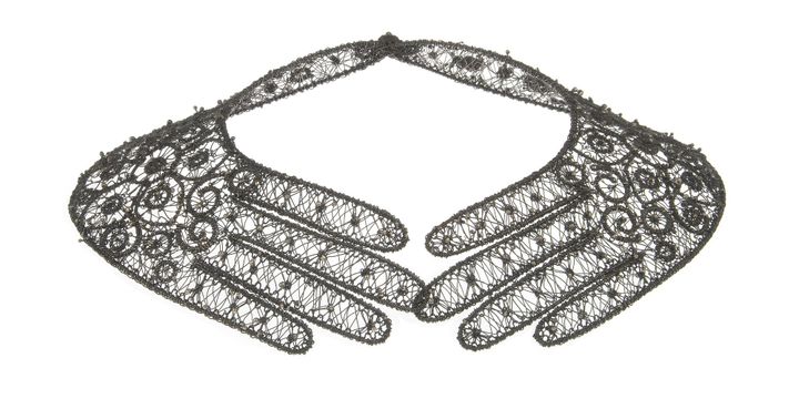 Jacomijn Van der Donk, Collier (Mains), 1994, dentelle d’argent oxydé,
 (Les Arts Décoratifs, Paris  / Jean Tholance)